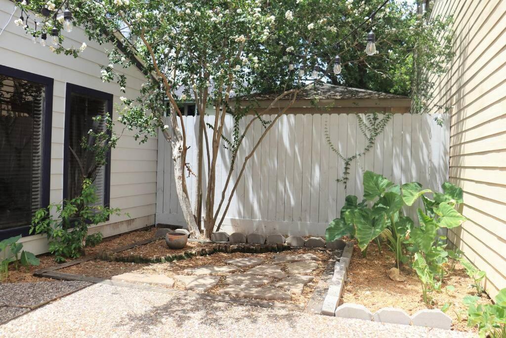 2 Bdr With Workspace & Patio In Montrose Houston Exterior foto